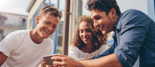 jeunes regardes écran smartphone