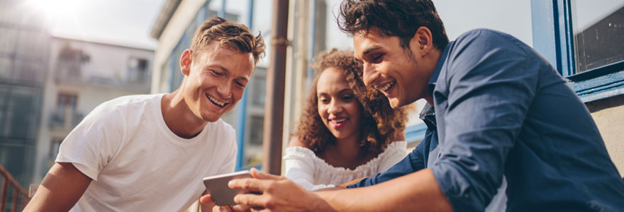 jeunes regardes écran smartphone